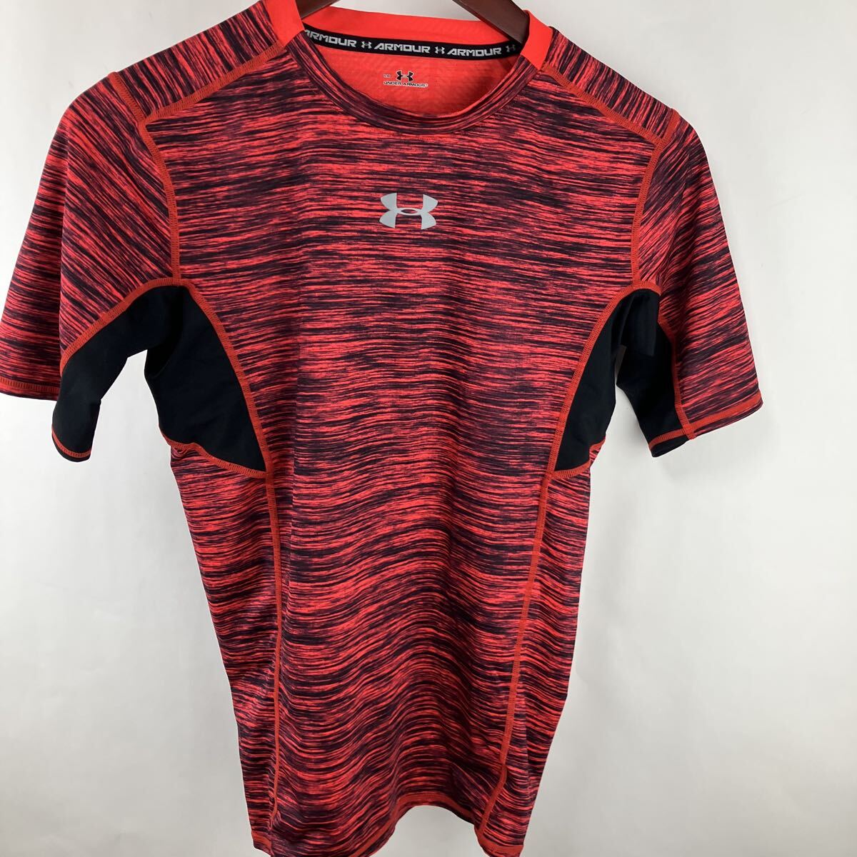 under armor アンダーアーマー 半袖コンプレッション 総柄 ロゴプリント Sサイズ メンズ 男性用 半袖 通気性 速乾生地 オレンジ拍卖
