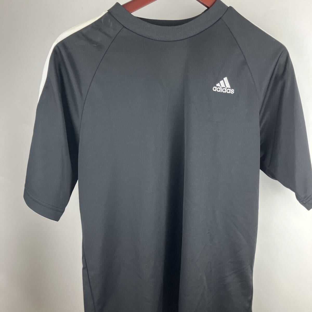 adidas アディダス Mサイズ Tシャツ 半袖 スポーツウェア ブラック メンズ 男性向け ロゴ 刺繍 通気性 速乾生地 拍卖