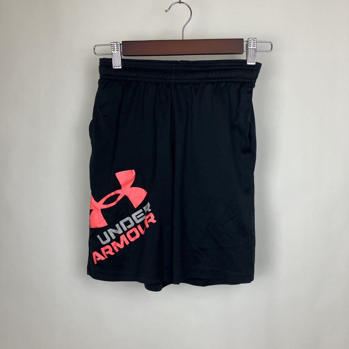 アンダーアーマー ハーフパンツ ショートパンツ ブラック パンツ バスケットボール ロゴ プリント ピンク スポーツ メンズ 男性向け拍卖