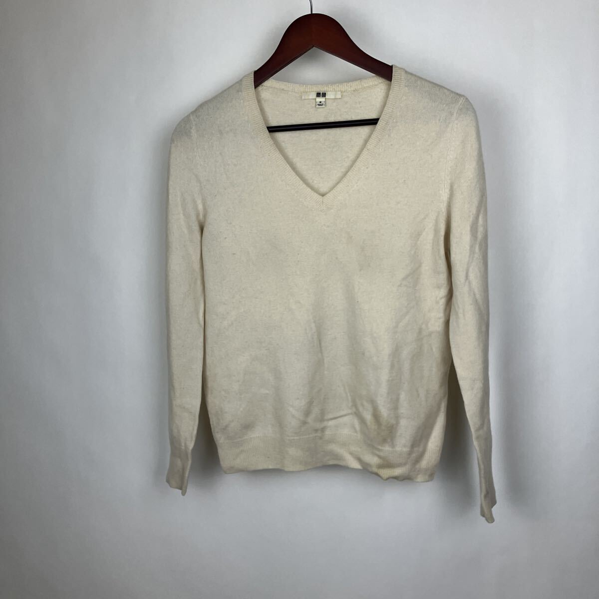 UNIQLO ユニクロ カシミヤ100 セーター 長袖 Mサイズ ニット Vネック ホワイト レディース 女性向け トップス拍卖