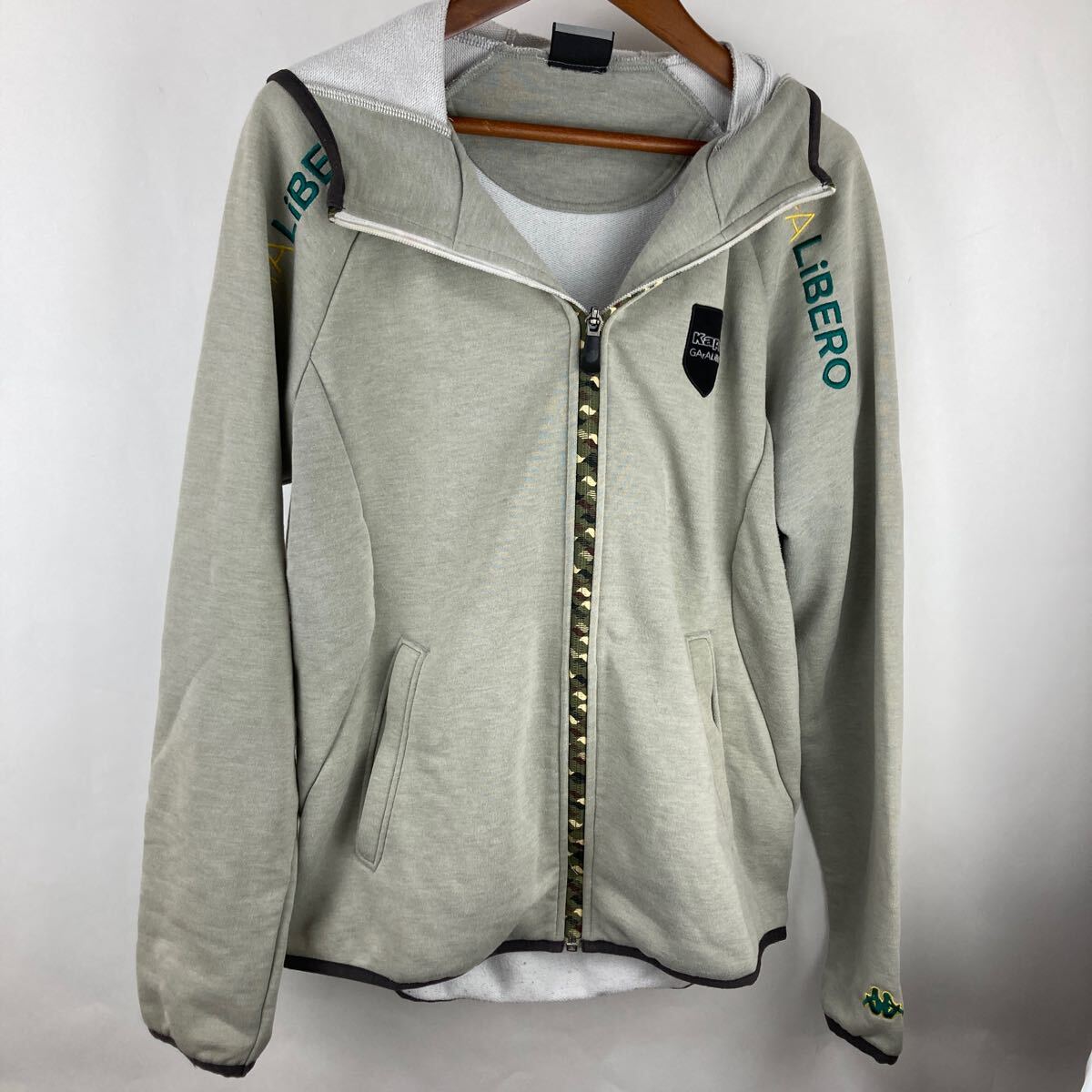 kappa カッパ パーカー ジップアップ ジップアップパーカー 長袖 秋冬 裏起毛 ゆったり ワンポイント 迷彩 グレー フードスウェット拍卖
