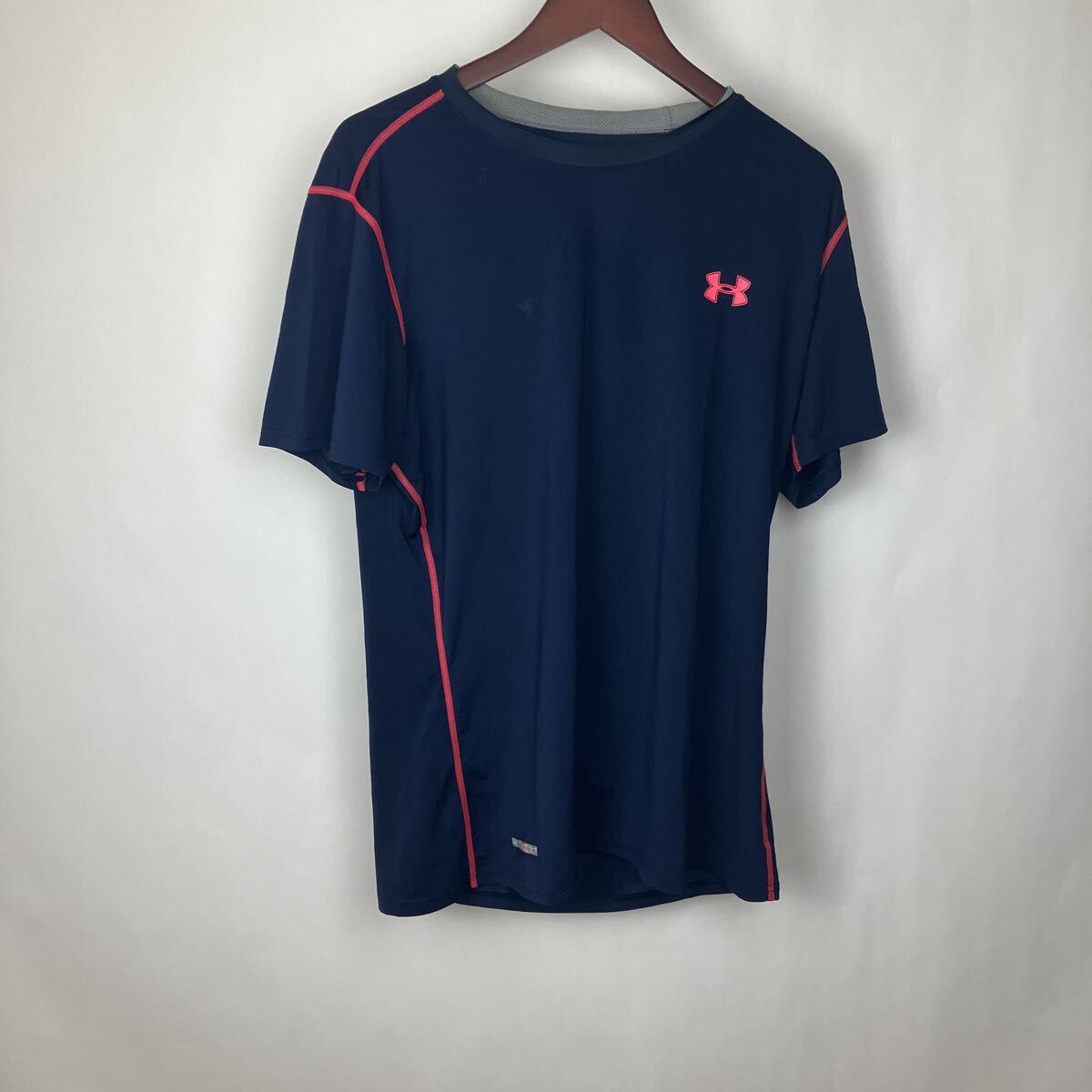 アンダーアーマー 半袖 Tシャツ ネイビー 速乾 ロゴプリント ワンポイント メンズ 男性向け スポーツウェア 通気性拍卖