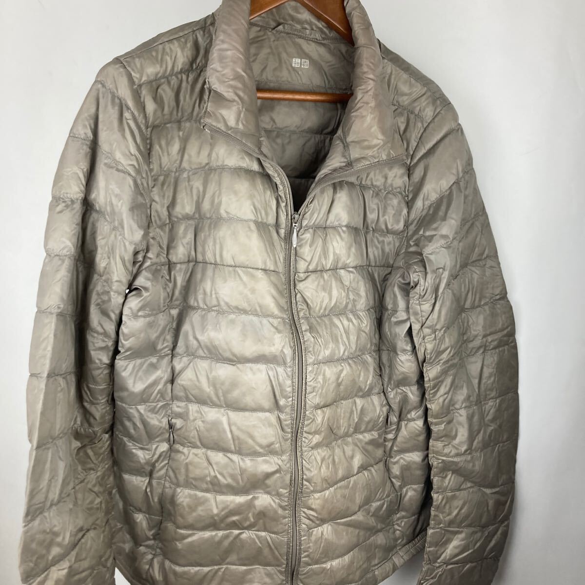 ユニクロ UNIQLO ウルトラライトダウンジャケット ダウンジャケット M ウルトラライトダウン ジップアップ 無地 シンプル グレージュ拍卖