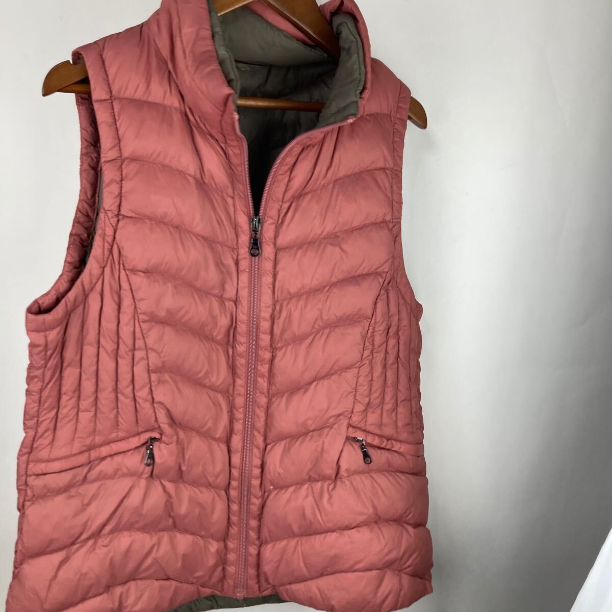 ダウンベスト M ユニクロ アウター ライトダウン ピンク レディース 秋冬用 防風 防寒 保温性 カジュアル シンプル 無地 ポケット カーキ拍卖