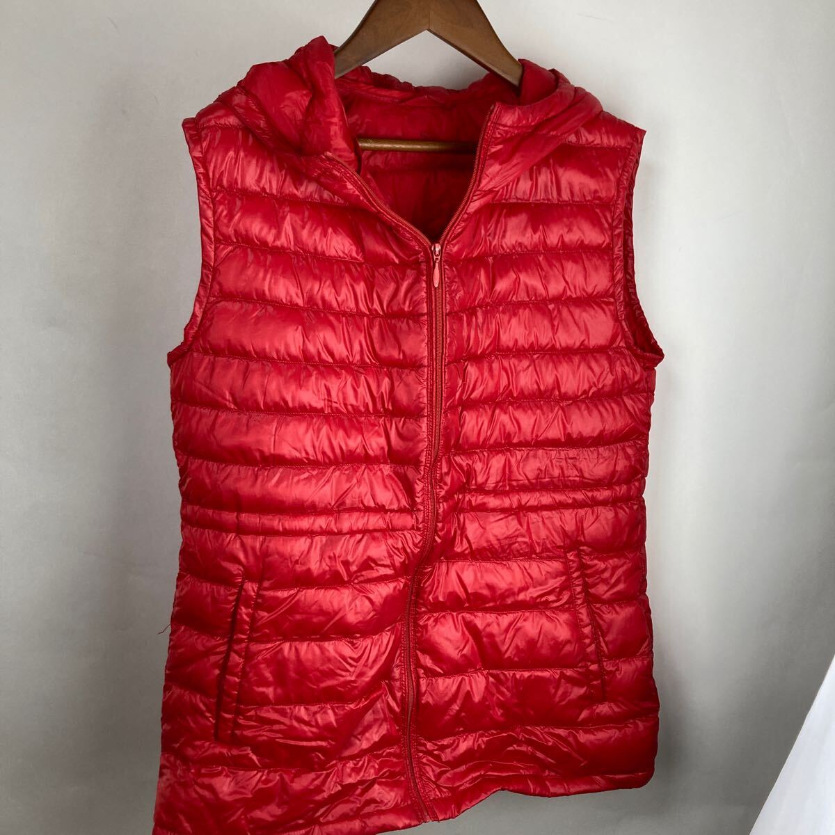 ユニクロ UNIQLO ウルトラライトダウンベスト ジップアップ 防寒 M レディースレッド 赤 フード付き 保温性 防寒 防風 シンプル 無地拍卖