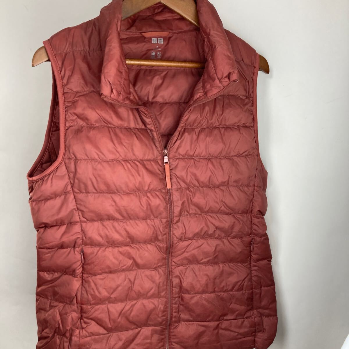 ユニクロ UNIQLO ウルトラライトダウンベスト ダウンベスト M レッド 赤 オレンジ 保温性 ライトベスト 防寒 防風 シンプル 無地拍卖