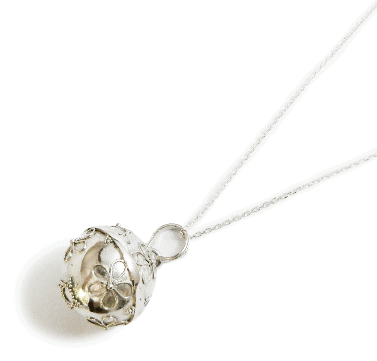 ☆☆SALE☆☆お花模様のガムランボール☆☆揺らすとシャラン♪癒しの音色が響く☆☆幸運のヒーリングネックレス☆☆直径18mm/プラチナ加工拍卖