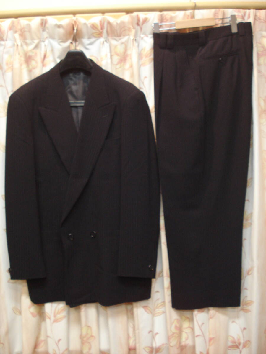 送料無料!美品!秋・冬物!★BLAZE UOMO!大きな人用!LLサイズ!ウェスト88cm!黒色薄い同系統色ストライプ柄入!ブラックダブルスーツ拍卖