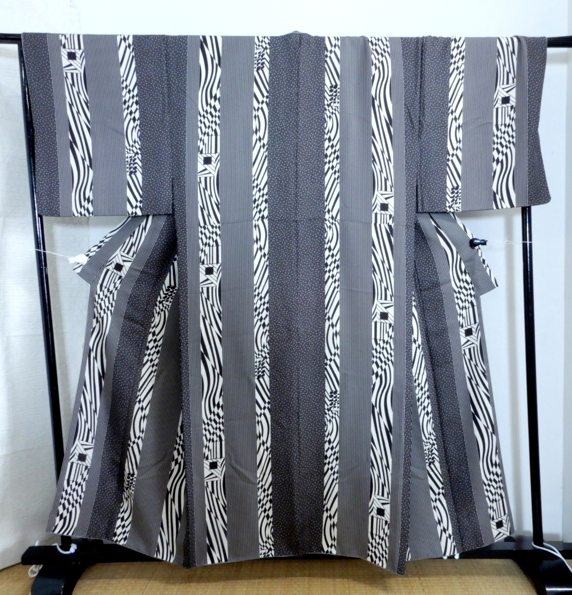 <銀の斧>正絹・男性用袷着物・粋・お洒落・すっきり・黒白・幾何学文様・現代サイズ拍卖