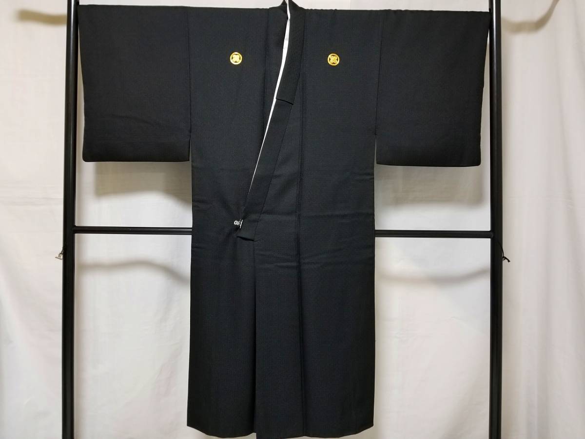 【桐徳】紳士物☆送料無料☆美品*着用感なし{高級.化繊地*黒紋付*上.下}*丸に違い鷹の羽.紋*丈139.5-裄72*黒ラメ糸織の菱文.地紋*№5730拍卖