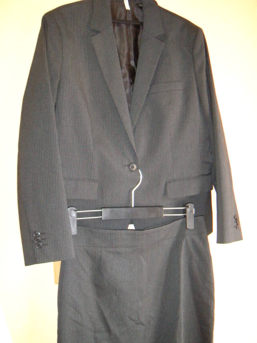美品 特大 サイズ44 UNIQLO ユニクロ セットアップ スーツ ジャケット スカート 濃灰ストライプ 大きいサイズ レディース タ3449拍卖