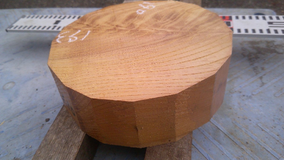 18-193 分厚い 老木欅(ケヤキ)赤身杢の乾燥丸材(6寸)・・・丸盆・菓子器・鉢・椀・皿・ロクロ・挽きもの拍卖