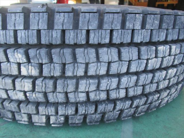 送料無料 スタッドレス 11R22.5 16PR DUNLOP SP001 1本 18~19mmぐらい バリ溝拍卖