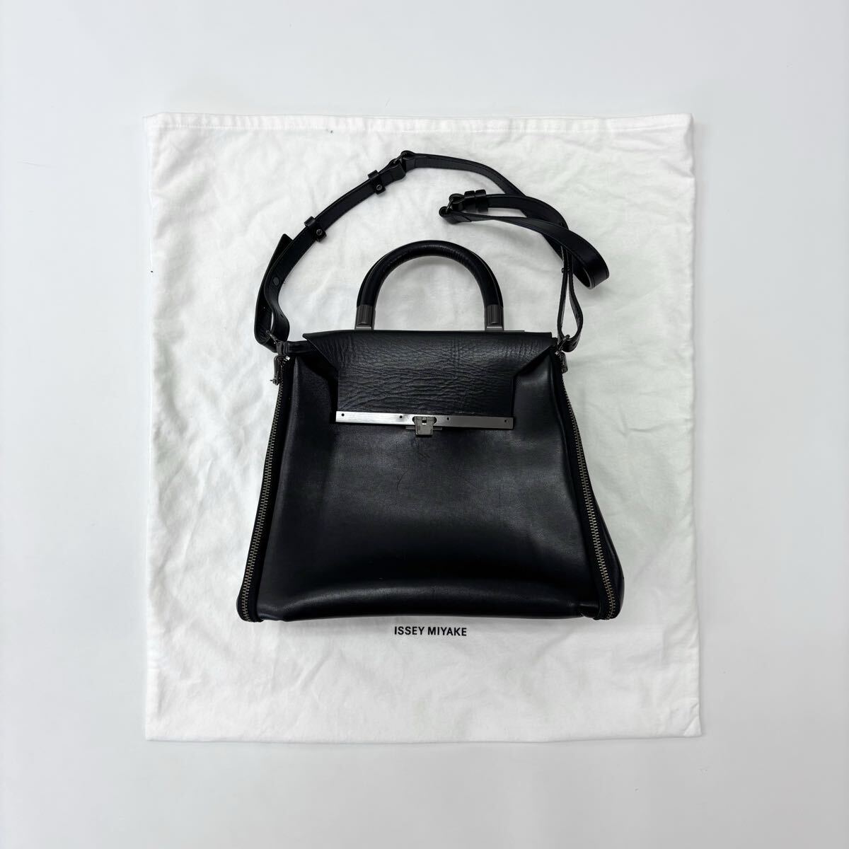 希少 ISSEY MIYAKE イッセイミヤケ GUSTON ガストン 2WAY リバーシブル ハンドバッグ ショルダー バッグ オール ブラック BLACK 709-0100拍卖