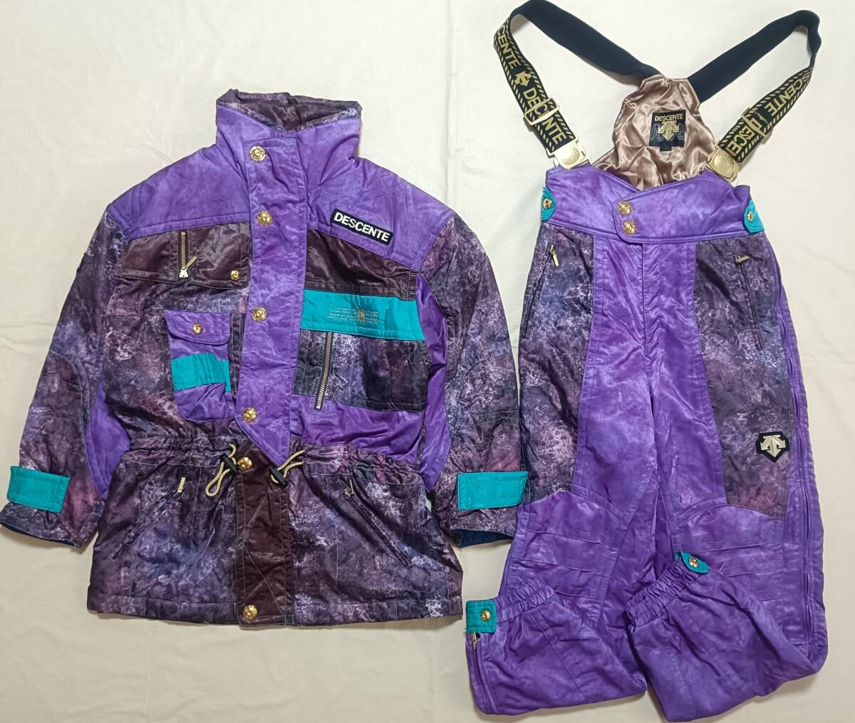 宅急便送料込み DESCENTE デサント 中綿入り スキーウエア 上下 セットアップ メンズ L 紫 ゴールド 総柄 派手デザイン レトロ 8028拍卖