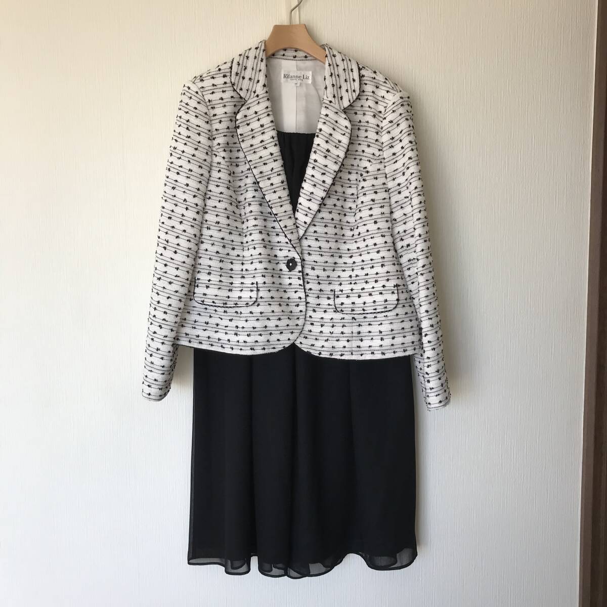 美品■東京ソワール■リファンネリズ■フォーマルスーツ■レディース・婦人・ミセス■大きいサイズ17号■白黒■ジャケットスカート拍卖