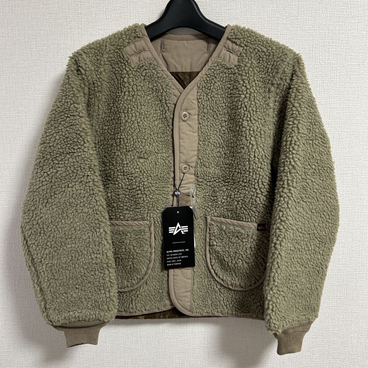 新品タグ付ALPHA INDUSTRIES 150ボアジャケットオリーブグリーン フロント ボタン開き もこもこアウター Vネック 袖口リブ 防寒 ミリタリー拍卖