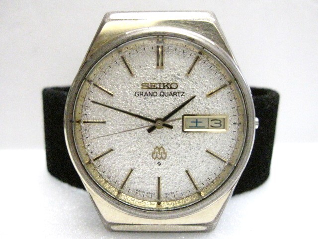 ☆【KH⑥-63】SEIKO/セイコー 9943-8020 GRAND QUARTZ,GQ,グランドクォーツ 3針デイデイトQZ 雪目文字盤 HSS×SS ベルトなし ジャンク品☆拍卖