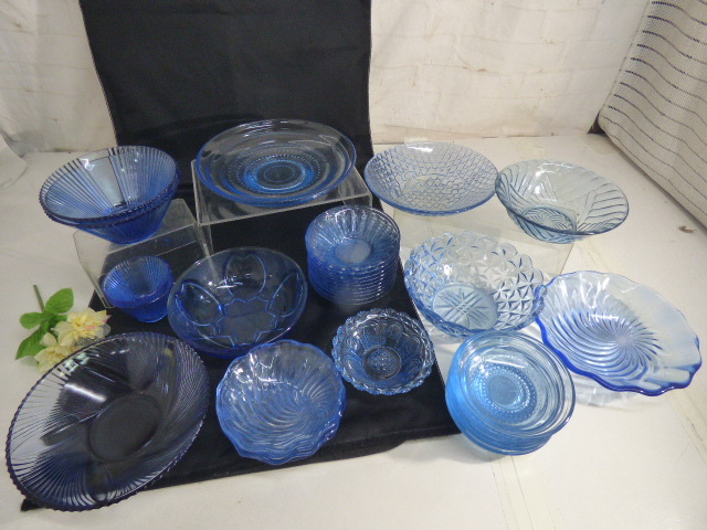 む519【大量】30点以上 ガラス食器 ブルー系 カラーガラス 小皿 ボウル 盛皿 深皿 デザート皿 涼感 種類色々 昭和レトロ拍卖