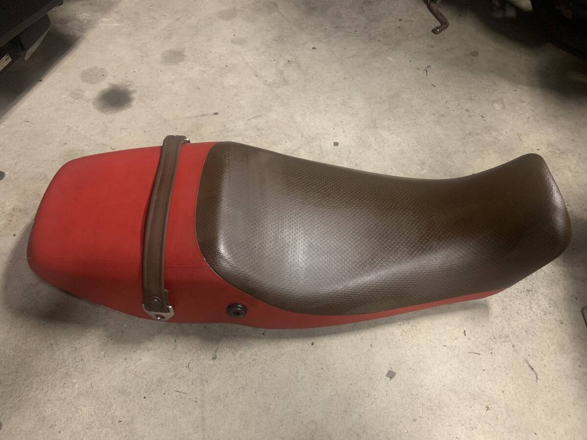 FTR223 MC34 純正シート 茶/赤 破れ無し!値下げ処分拍卖