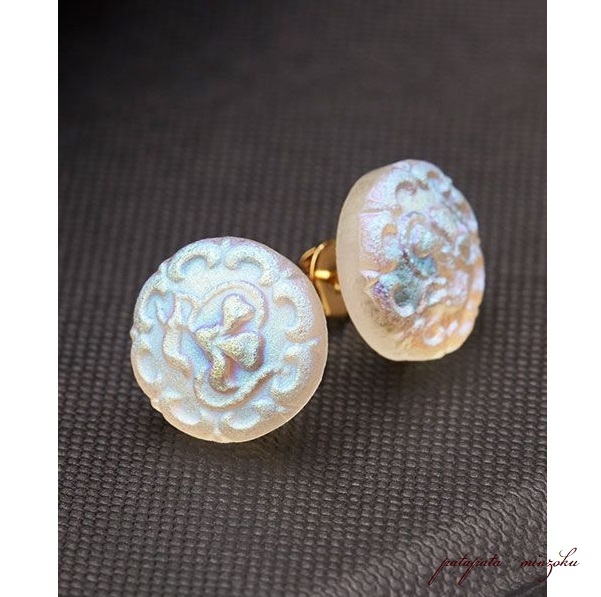 チェコ・ボヘミア ガラス ホワイト フラワー ピアス チェコガラス パタミン アクセサリー スタッドピアス拍卖