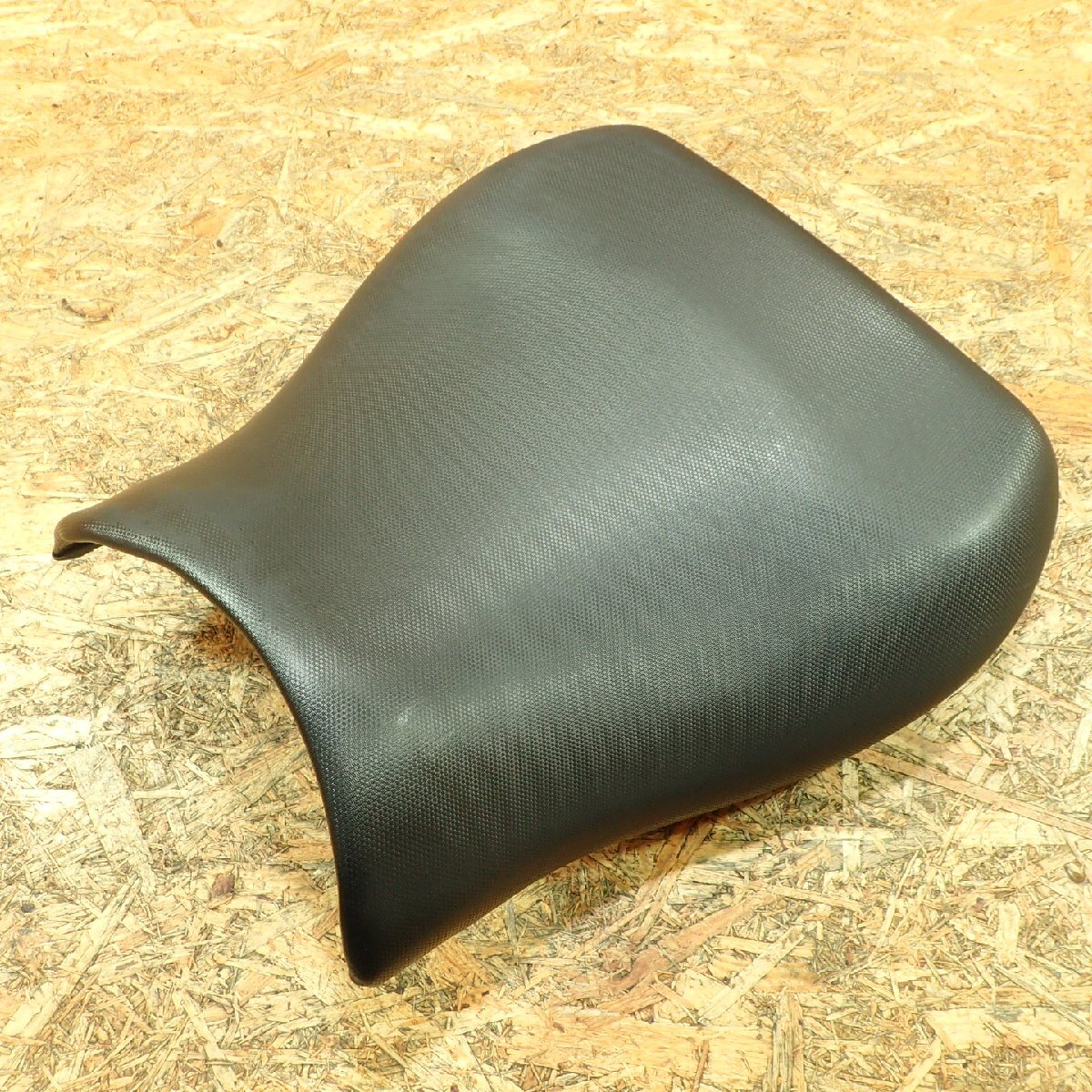 【送料Mサイズ】SUZUKI JS1GW71A562100*** GSX1300R ハヤブサ メインシート 張替補修ベース 検.( 隼 20259 5 馬230拍卖