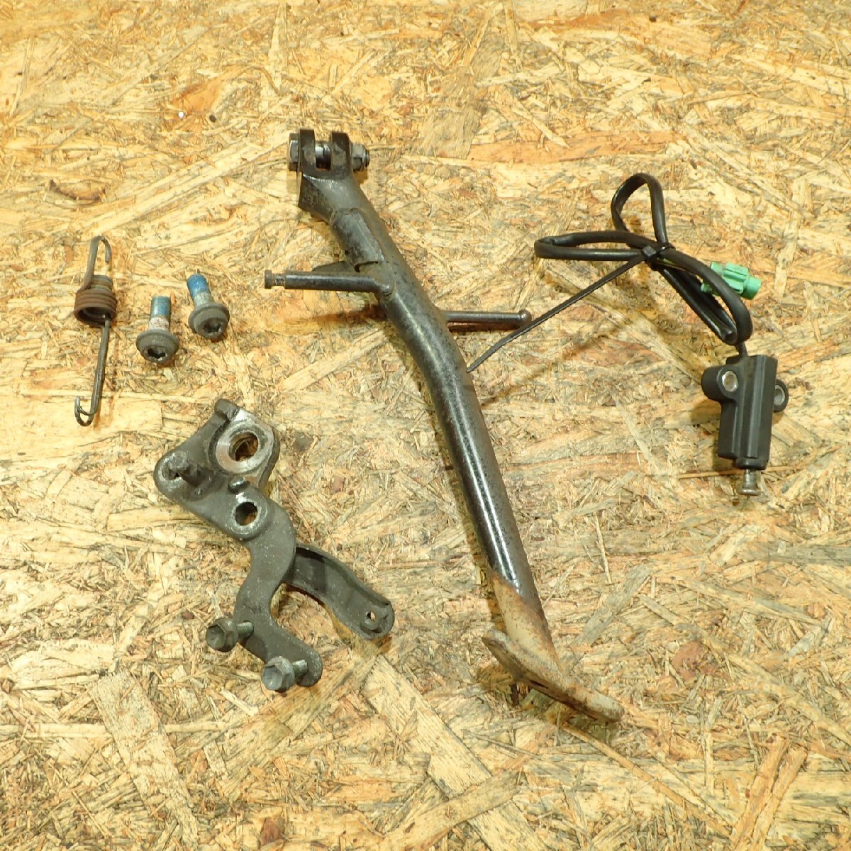 【送料Sサイズ】SUZUKI JS1GT74A112103*** GSX-R1000 サイドスタンド 検.( K1/K2 20259 27 火8拍卖