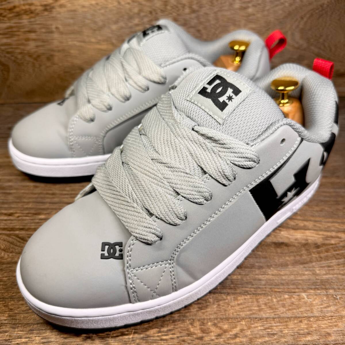 【極美品】◆DC SHOSE◆ディーシーシューズ 26.0cm スニーカー グレー メンズ 合皮 スケボー 靴 レザー 中古 宅急便 即決拍卖