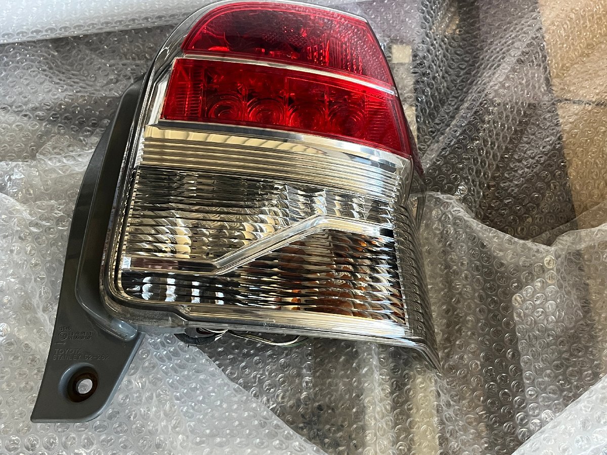 平成24年 トヨタ SPADE スぺイド スペード NCP141 テールランプ 右のみ  9811拍卖