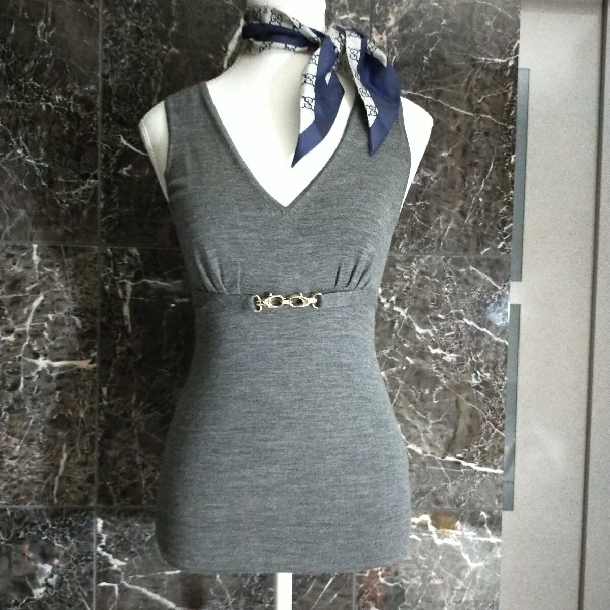 極美品 GUCCI グッチ LANAWOOLノースリーブニットセーター ロゴ入りホースビット金具装飾ベルト グリージョ サイズ XS MADE IN ITALY拍卖