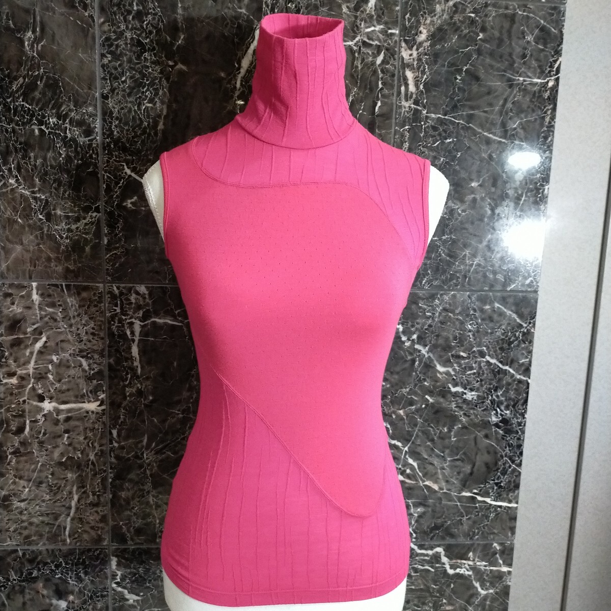 極美品 VERSACE VERSUS 高めのハイネックノースリーブニットセーター LANAWOOL混 ピンク系バイカラー サイズ24/38 伊製 大人可愛い拍卖