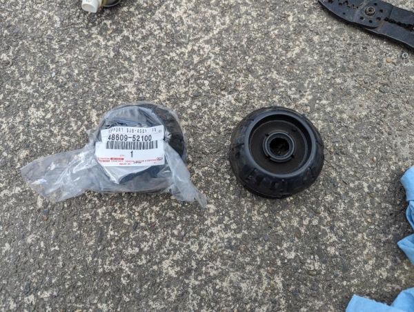 在庫希少!【未使用 トヨタ 純正】カローラフィールダー E160系 フロントサスペンション サポート 2個セット拍卖