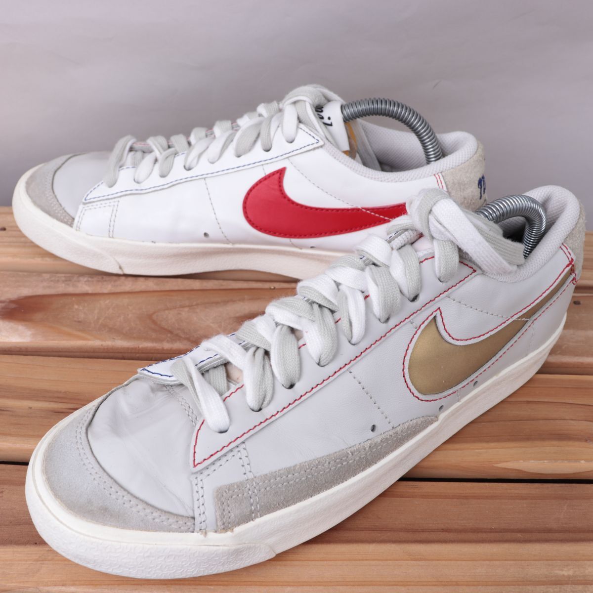z1556 ナイキ ブレーザー ロー '77 US8 26.0cm/白 ホワイト グレー 金 赤 NIKE BLAZER LOW '77 ブレザー メンズ スニーカー 中古拍卖