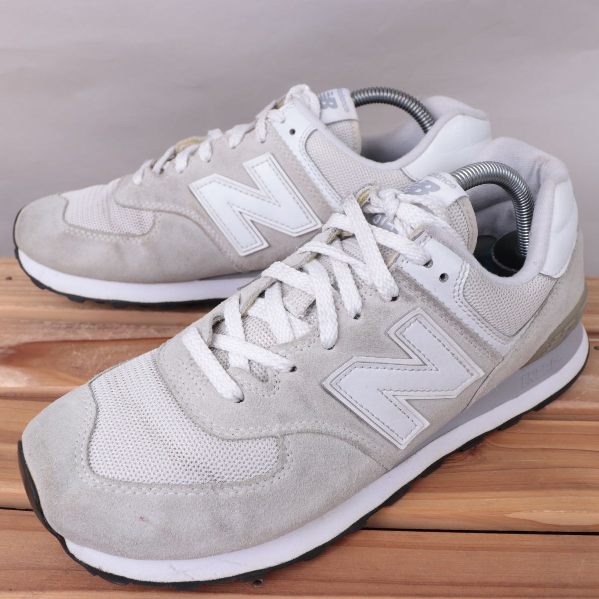 z1399【574】ニューバランス US9.5 27.5cm/灰 グレー ライトグレー 白 ホワイト newbalance メンズ スニーカー 中古拍卖