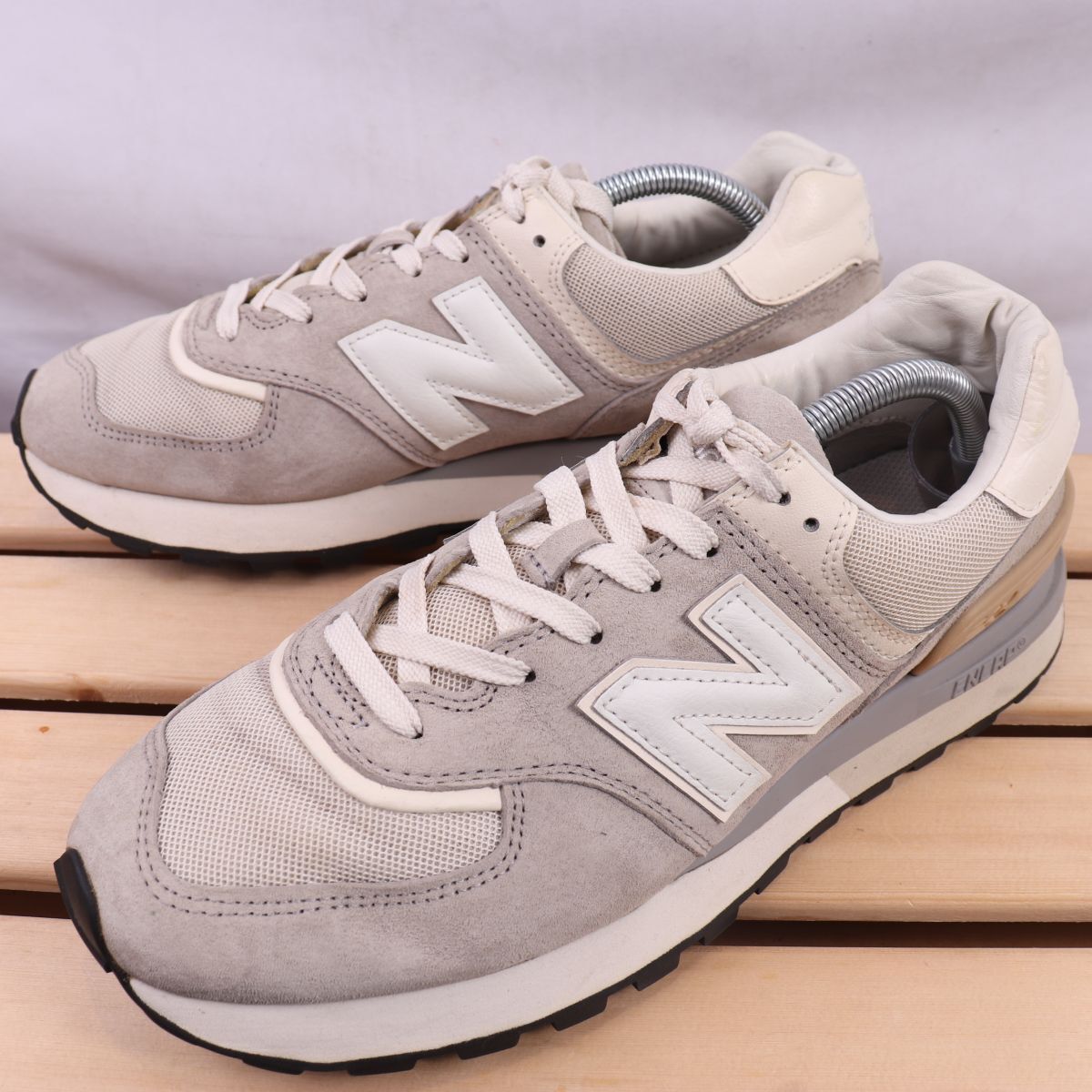 z1443【574】ニューバランス US9.5 27.5cm/灰 ライトグレー 白 アイボリー ホワイト ベージュ newbalance メンズ スニーカー 中古拍卖