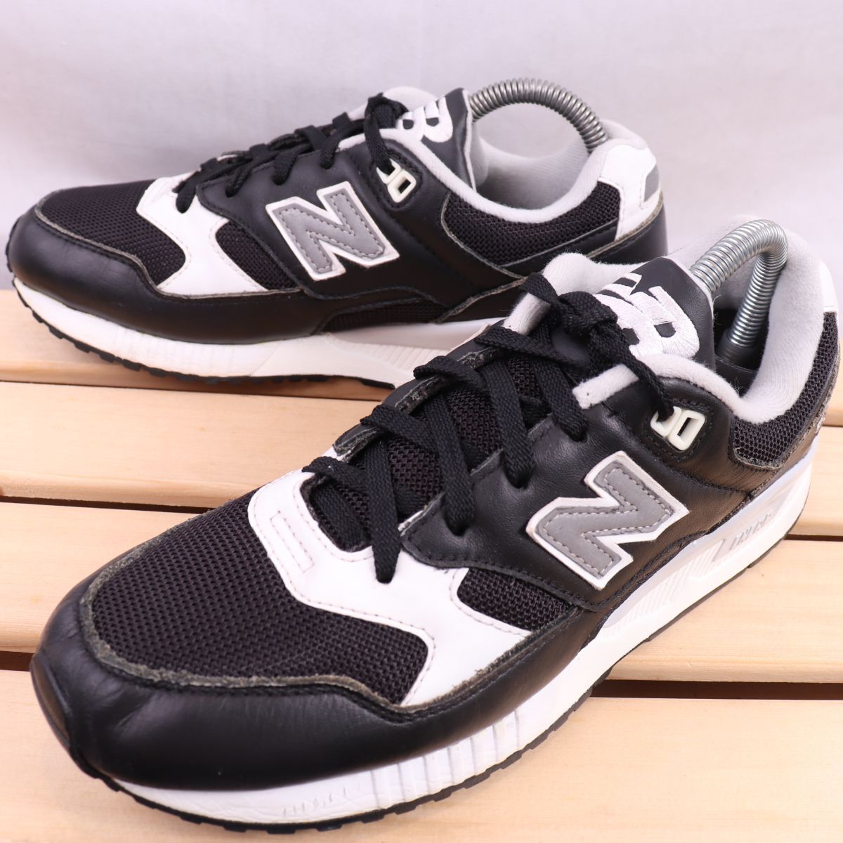 z1798【530】ニューバランス US7.5 25.5cm/黒 ブラック 白 シルバー newbalance メンズ スニーカー 中古拍卖