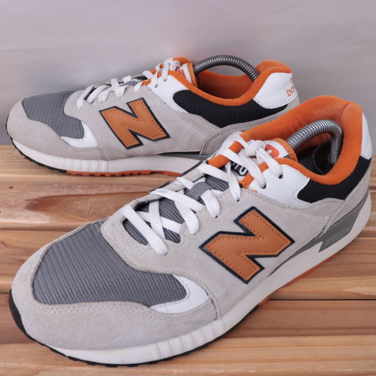 z1813【570】ニューバランス US9.5 27.5cm/ライトグレー 灰 白 オレンジ 黒 newbalance メンズ スニーカー 中古拍卖