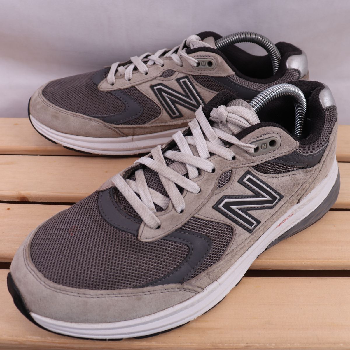 z2225【880】ニューバランス US8.5 26.5cm/灰 グレー 白 ホワイト 赤 レッド newbalance メンズ スニーカー 中古拍卖