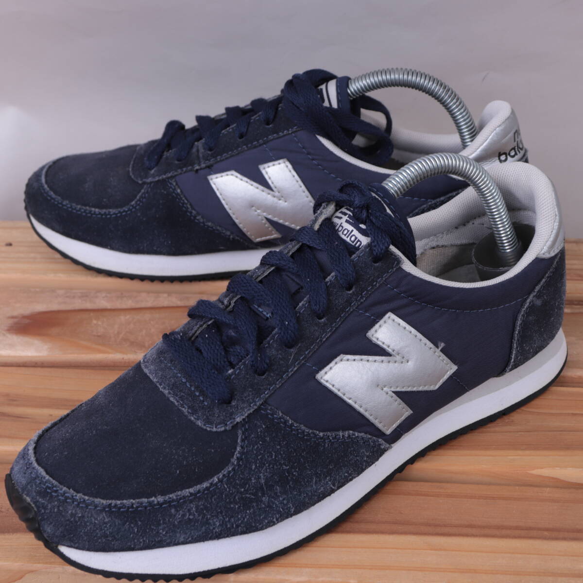 z2255【220】ニューバランス US8.5 26.5cm/紺 ネイビー シルバー newbalance メンズ スニーカー 中古拍卖