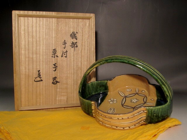 人間国宝 加藤孝造 織部手付菓子鉢 而妙斎花押の逸品 s344拍卖