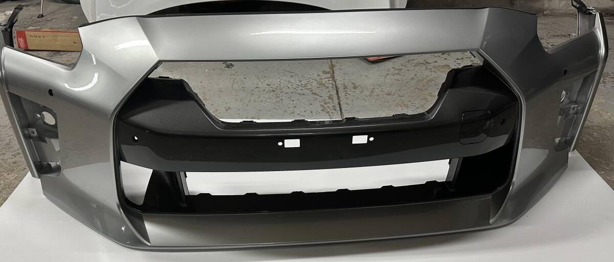 日産純正 R35 GT-R 後期フロントバンパー シルバー系 補修用に 状態良好 ※配送不可引き取りのみ ※横浜市瀬谷区 拍卖