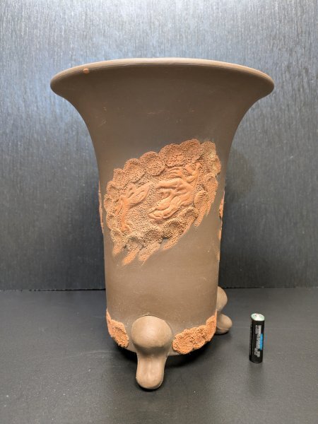 蔵出し!◆時代物◆【朱泥 三つ足 蘭鉢】龍 浮かし彫り 在銘 陶芸 中国美術 工芸品 伝統工芸 盆栽鉢 骨董 現状品 花器 富貴蘭 植木鉢 *3拍卖