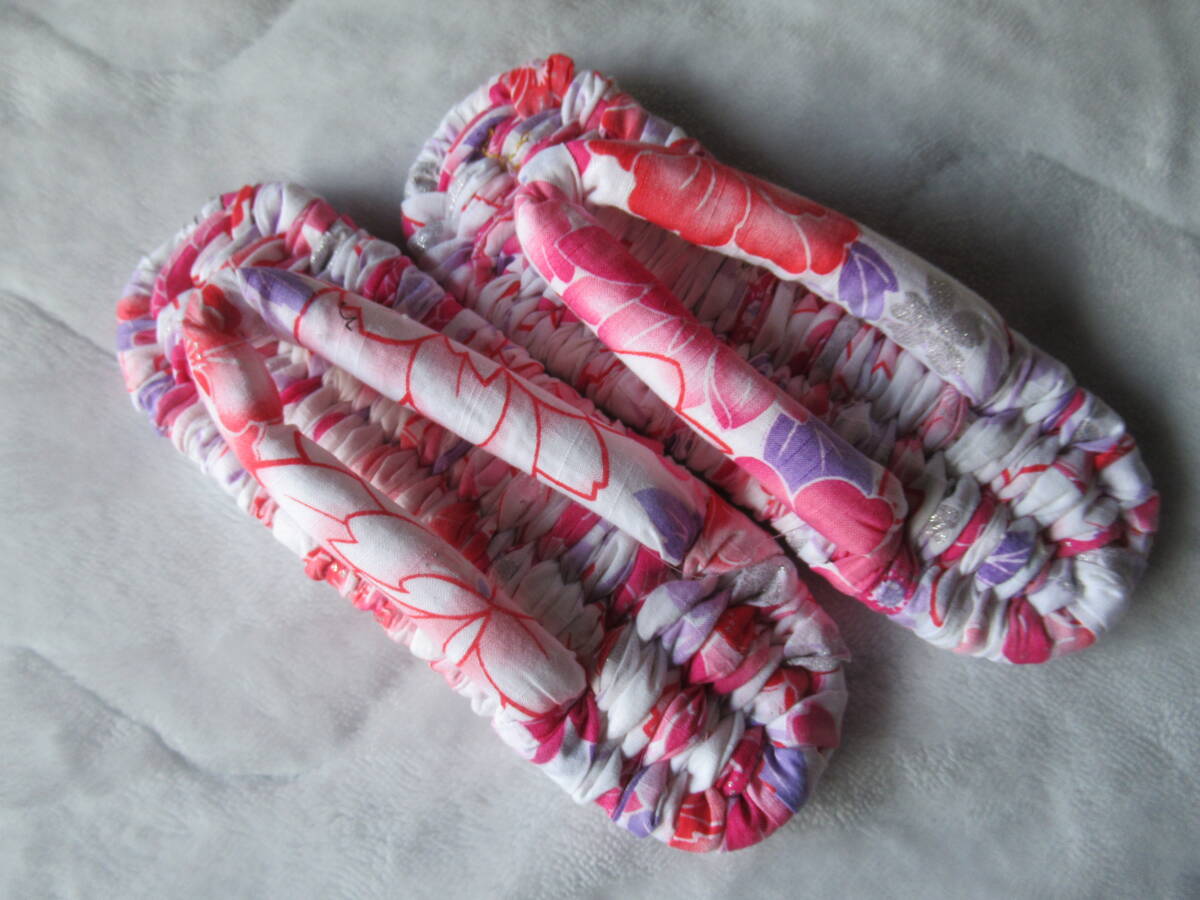 手作り 布草履 布ぞうり 白地にピンクの花柄ラメ入りの浴衣地 共布の鼻緒 22.5cm拍卖