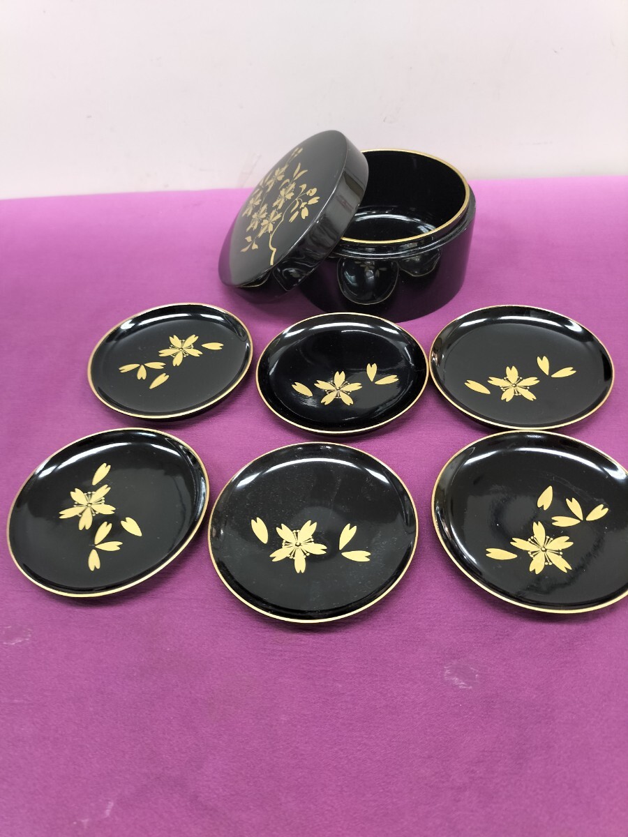平安象彦作 天然木製 桜蒔絵 組皿6枚 蒔絵入れ物付き 木製漆工芸品 茶道具 煎茶道具 美品拍卖