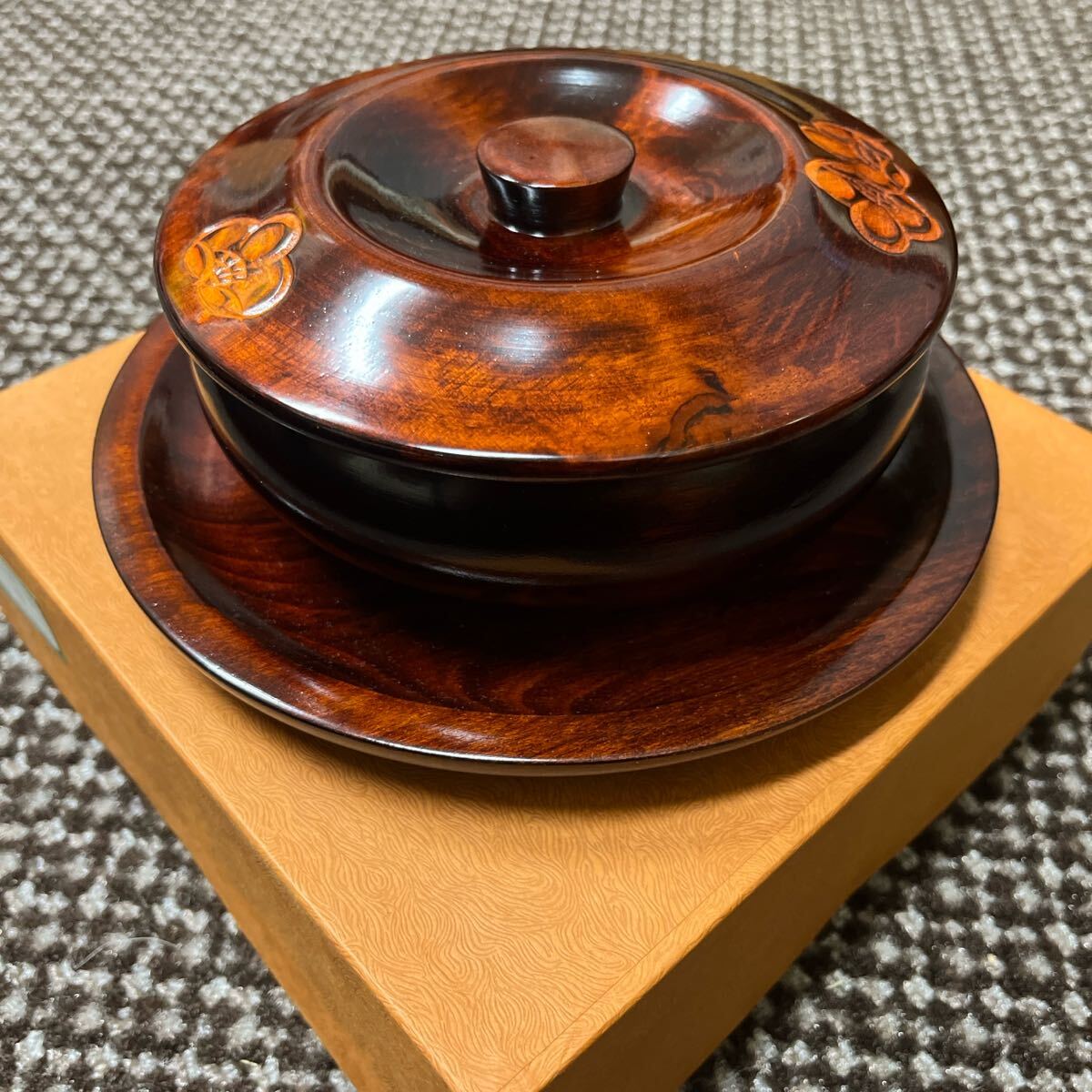 濃い飴色が味 盆付き菓子器 梅柄 天然木 漆器拍卖