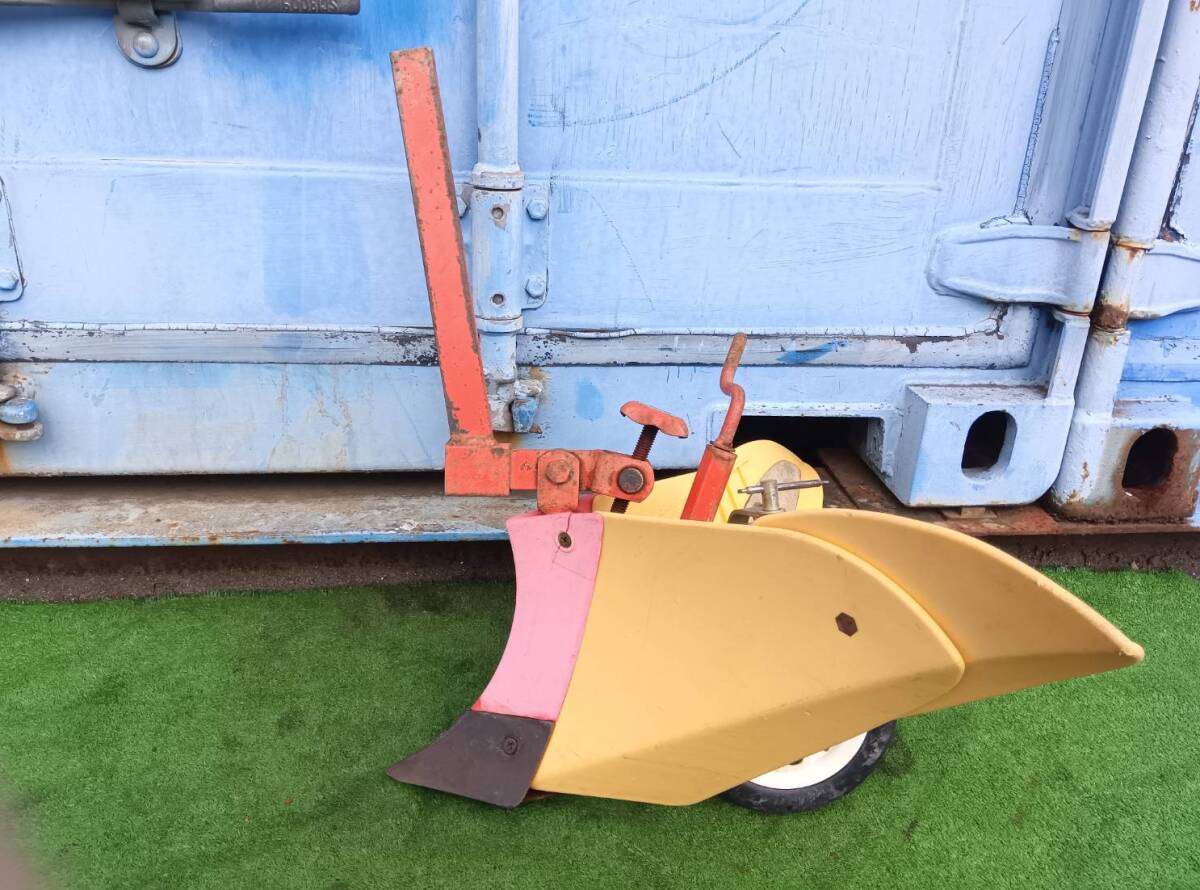 神奈川発ニューイエロー培土器 畝立て器畝立機畝立器うねたて耕運機管理機アタッチメントパーツ尾輪付き拍卖