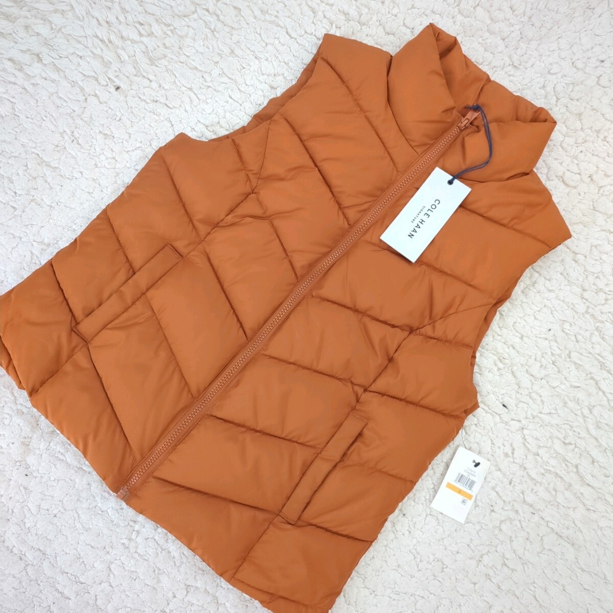 新品 コールハーン Style T10410シェブロン ポリフィル ジップ フロントベスト womens.レディース ダウンベスト 中綿 Sサイズ キルティング拍卖