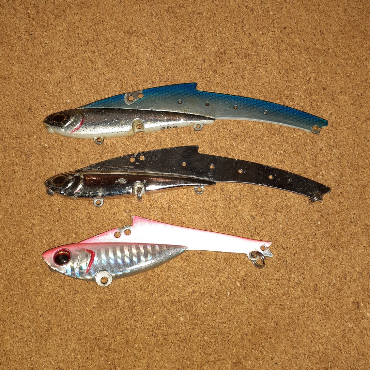 送料無料 ダイワ ショア スパルタン ブルスティール×1 リアルスティール×2 メタルバイブ(鉄板バイブ)セットで拍卖