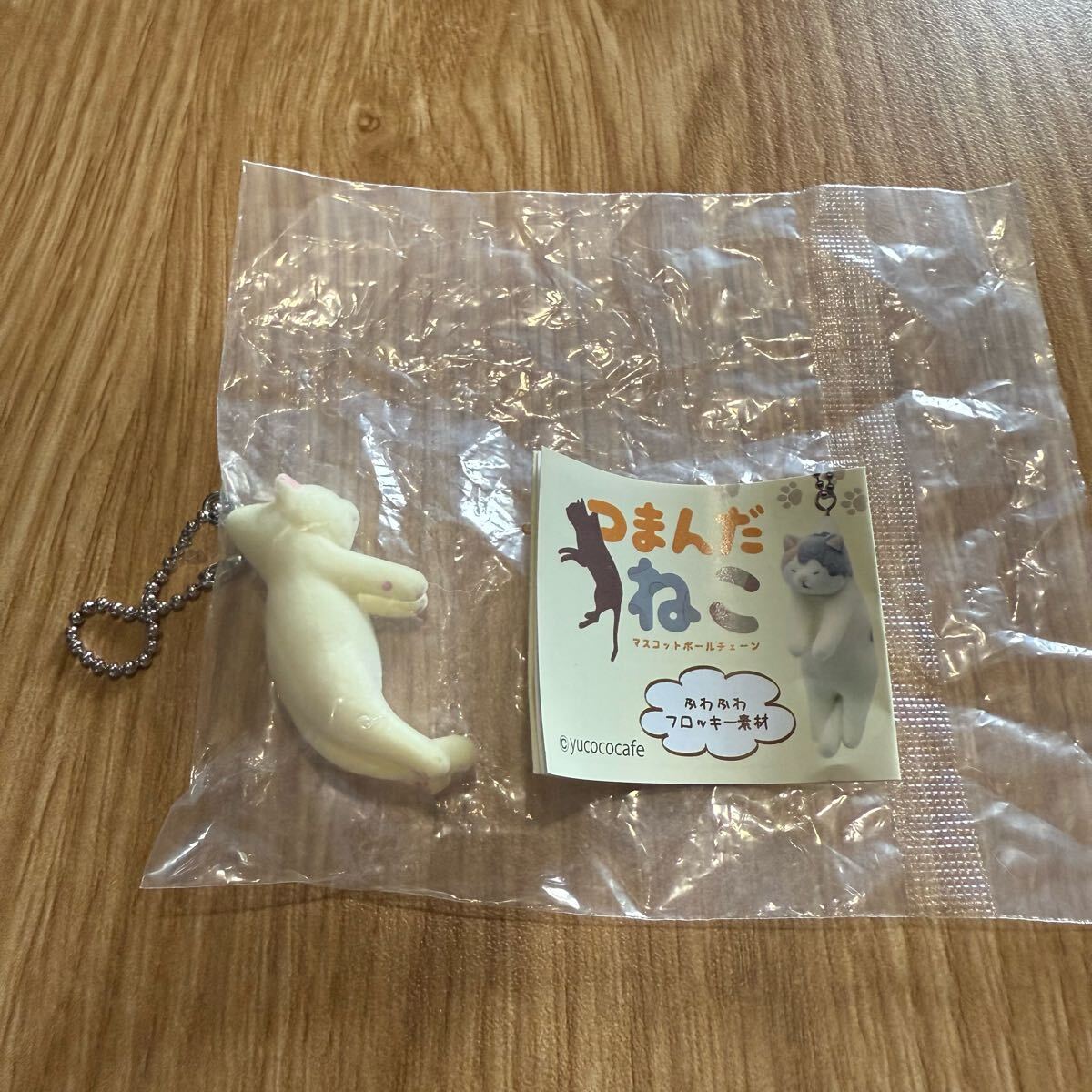 クオリア つまんだねこ しろねこ マスコットボールチェーン ふわふわフロッキー ストラップ ガチャガチャ カプセルトイ拍卖