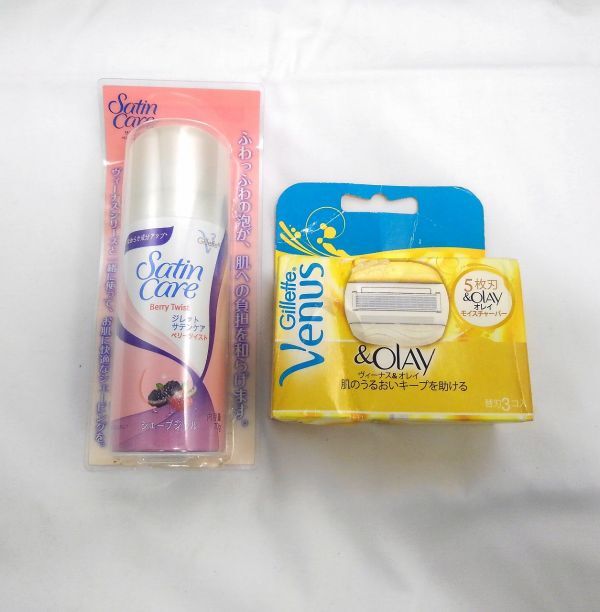 10338【未開封品】Venus オレイモイスチャーバー 5枚刃 替刃3コ入りとサテンケア ベリーツイスト シェーブジェル拍卖